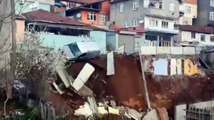 Toprak kaydı, yol böyle çöktü!