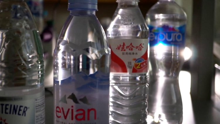 Büyük markaların şişe sularında plastik maddeler yüzüyor