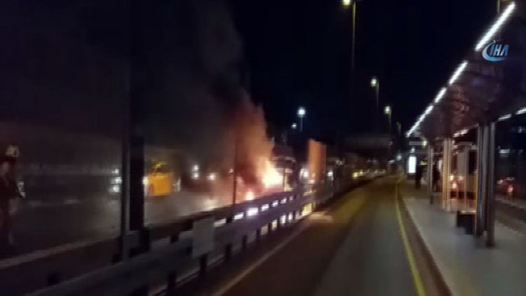 Metrobüs durağı önünde panik! Bir anda yanmaya başladı