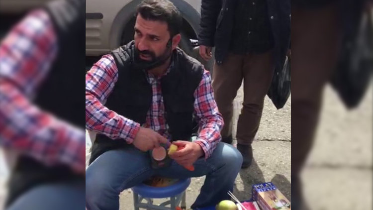 Yüzyılın icadını tanıtır gibi...