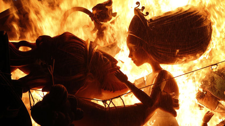 Las Fallas Festivali&#039;nde dev kuklalar ateşe verildi