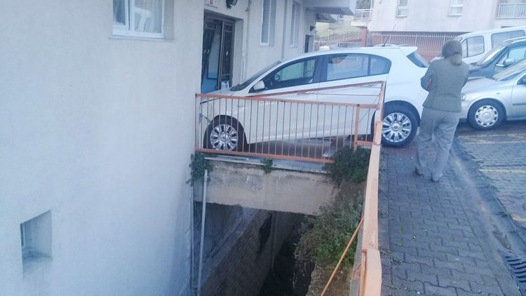 Aracıyla apartmana daldı