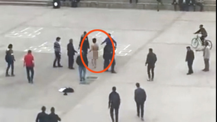 Çırılçıplak soyunan genci linçten polis kurtardı