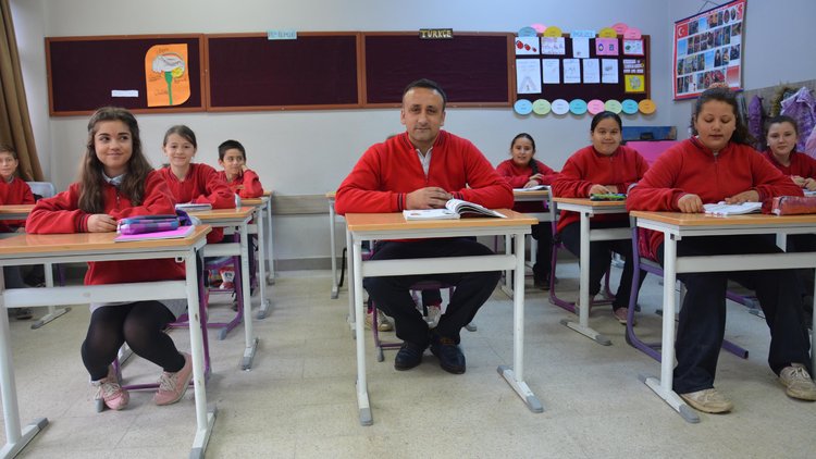 Müdür, öğrencilerle empati için okula forma ile geliyor 