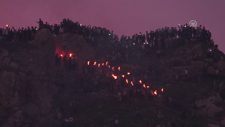 Irak'ta Nevruz'u kutlayanlar ellerinde meşalelerle Akre Dağı'na çıktı