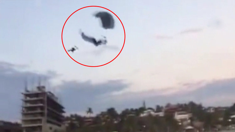 Paraşütler havada çarpıştı