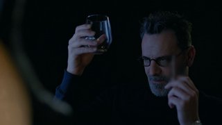 Evinde gizli bir oda yaptıran ve evin etrafını kameralar ile donatan Can Manay ise odasına kurulup ilgisinin git gide arttığı Duru'yu izliyor. ...