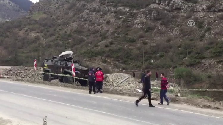 Polis aracı dereye devrildi