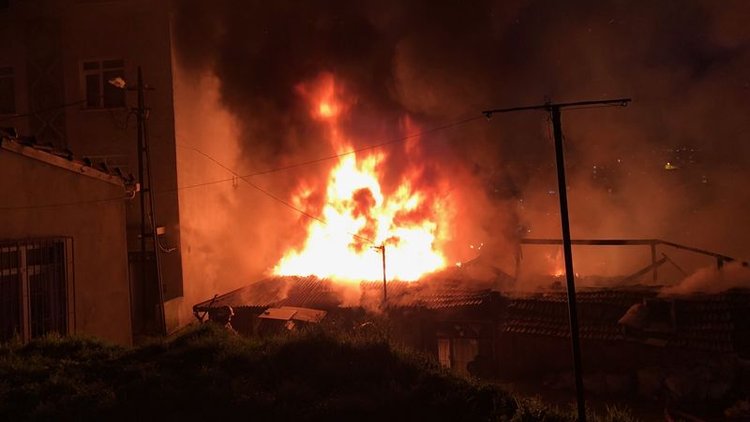 8 kişilik ailenin yaşadığı gecekondu yandı