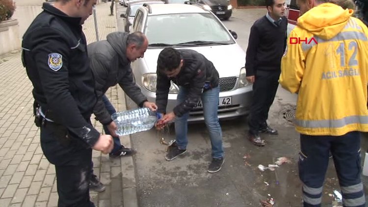Kadıköy'de polise kürekli saldırı