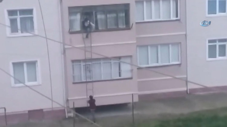 Evine girebilmek için bulduğu yöntem görenleri korkuttu