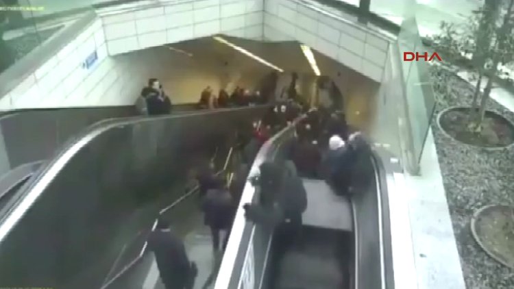 Metronun yürüyen merdivenin çökme anı kamerada