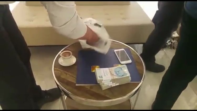 Vergi dairesi müfettişi rüşvet alırken yakalandı