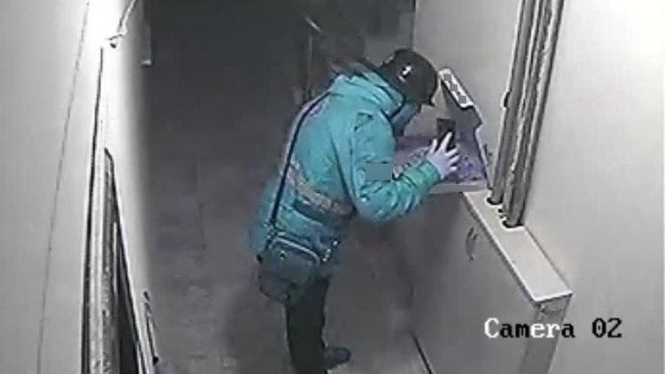 Pizzaya tüküren kurye güvenlik kamerasına yakalandı!