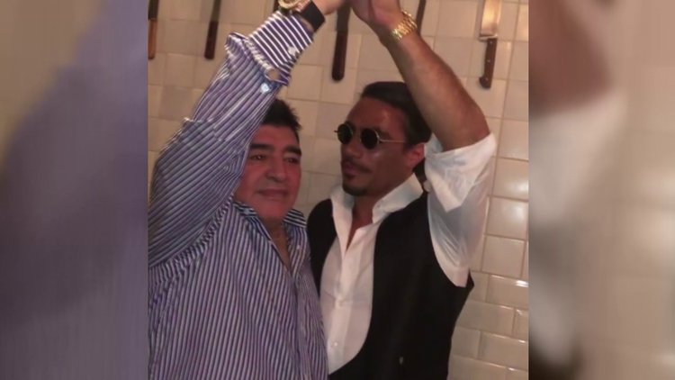 Nusret'in son konuğu efsane futbolcu Maradona oldu