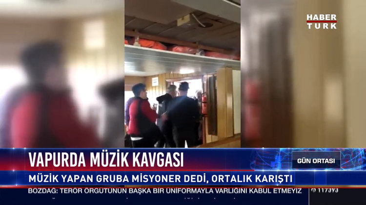 Vapurda müzik yapan gençlere saldırı