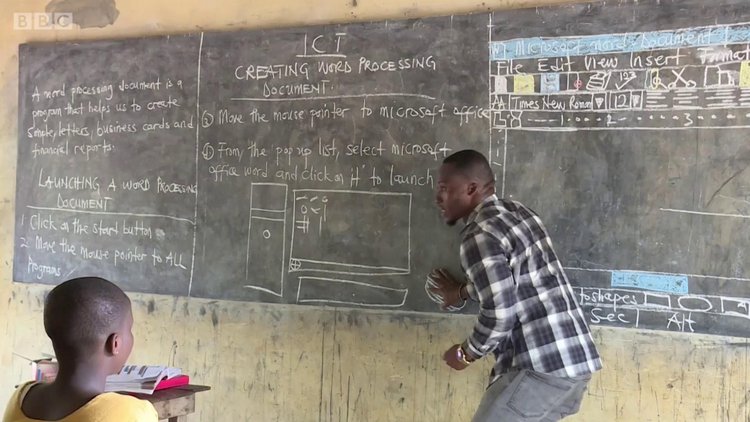 Kara tahtada bilgisayar öğreten Ganalı öğretmene büyük ilgi