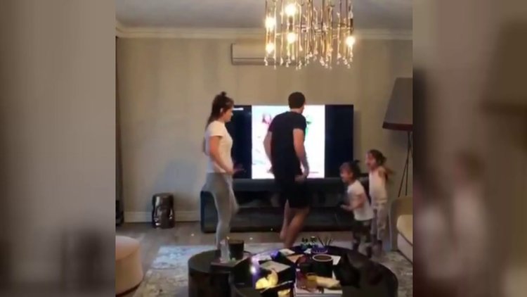 Demet Akalın ve eşinden uzaylı dansı