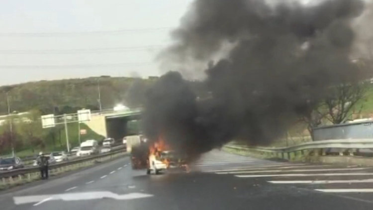 Seyir halindeki araç yandı! Sürücü canını son anda kurtardı