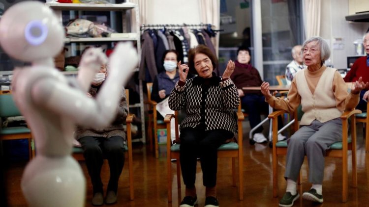 Japonya'da yaşlıların yeni dostu robotlar oldu