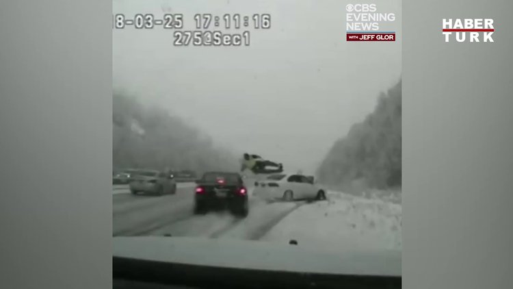 Kontrolden çıkan aracın çarptığı polis uçtu!