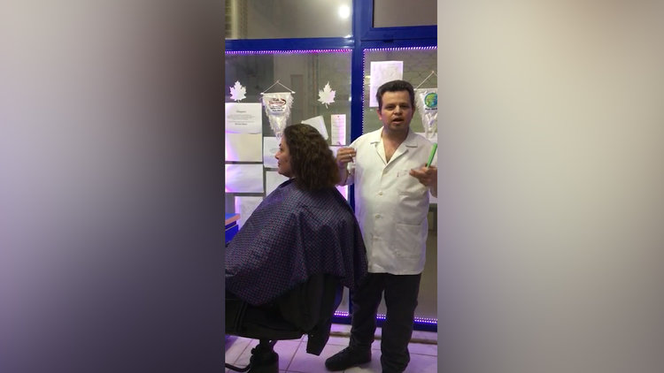 Ufacık bir berber dükkanından dünyayı güzelleştirmeye çalışıyor