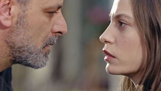 Duru'yu üzgün görmeye dayanamayan Can Manay,  cesaretlendirici konuşma yaparken kendini tutamayıp öpüyor.