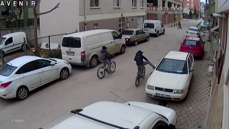 Bisikletli gençlerin akıl almaz hareketi kamerada