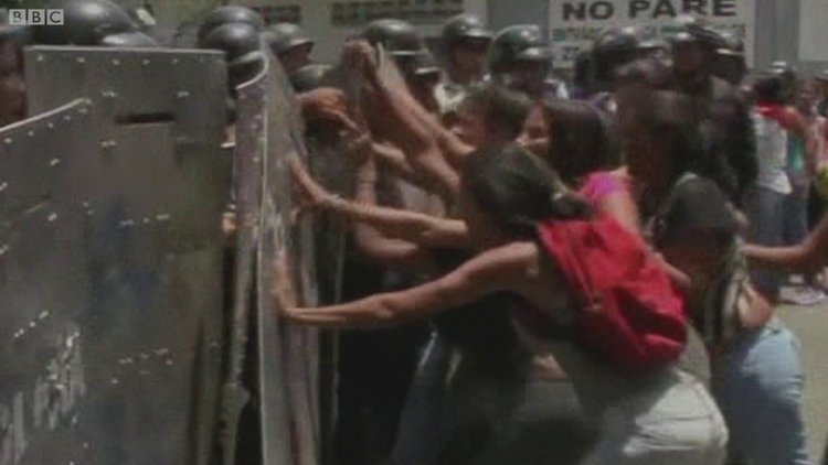 Venezuela'da karakol yangını sonrası mahkum yakınlarına polis müdahalesi