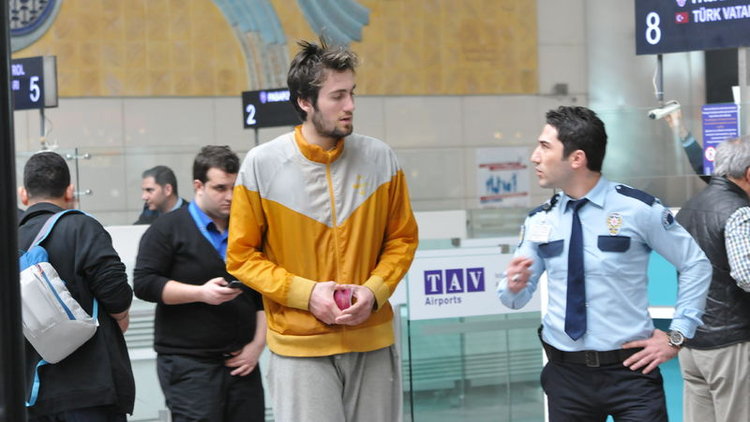 Havalimanında yaşayan basketbolcu yardımları geri çevirdi