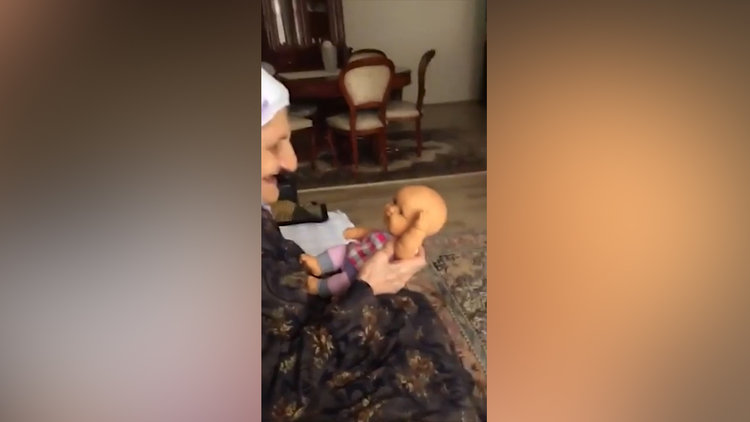 Oyuncak bebeği gerçek zanneden dünyalar tatlısı nine