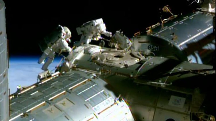 6 saat 10 dakikalık uzay yürüyüşü