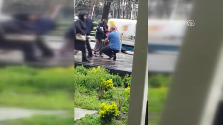 Montunu çıkarıp yağmur altında ıslanan yaşlı kadına verdi