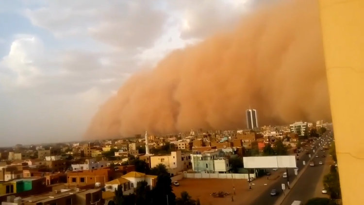 Sudan'da kum fırtınası kenti böyle yuttu