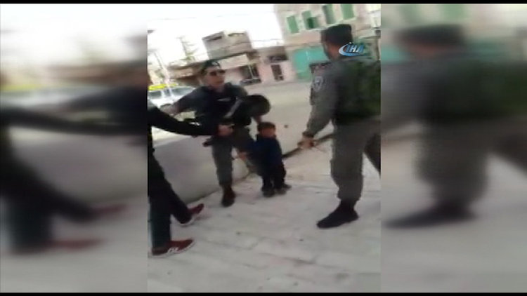 İsrail askerinden 3 yaşındaki çocuğa müdahale