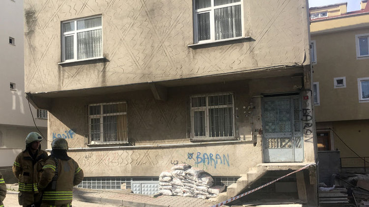 Bina çatladı... Apartman sahipleri korku dolu anlar yaşadı