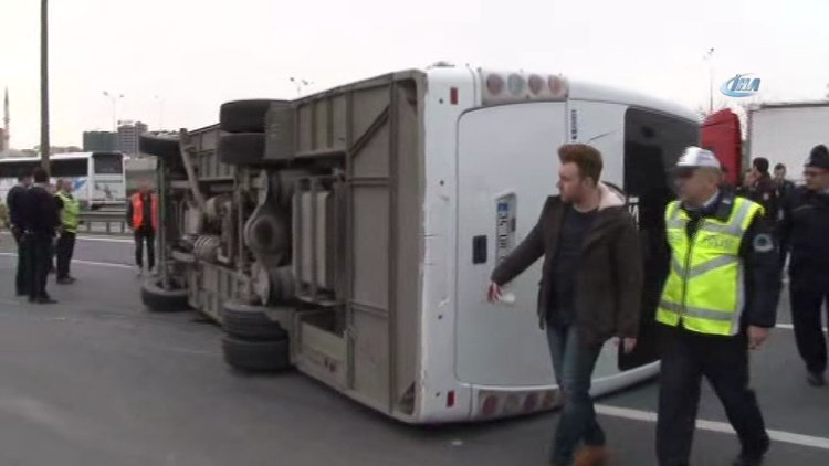 Çevik kuvvet midibüsü devrildi: 5 polis yaralı