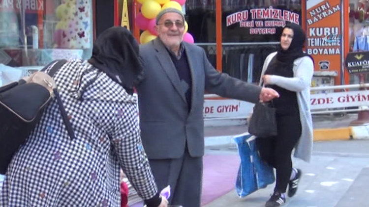 75'lik dede oyun havası ile hem coştu hem coşturdu