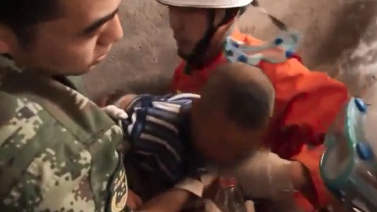 Duvarın arasına sıkışan çocuk böyle kurtarıldı