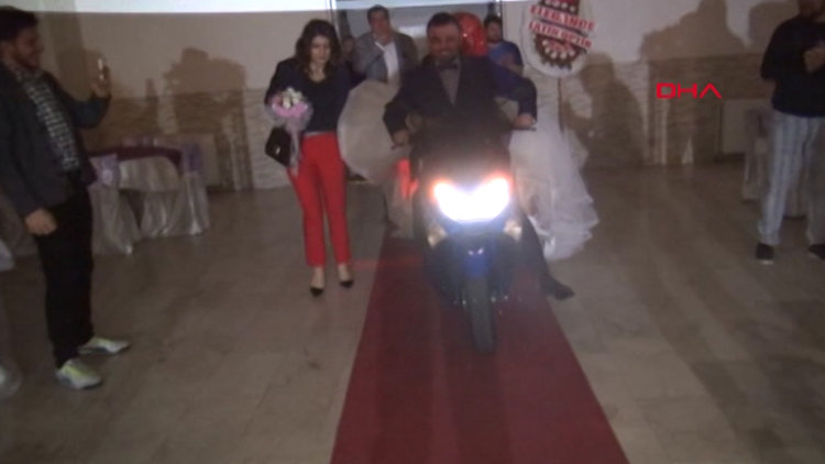 Motosikletle düğün salonuna girdiler