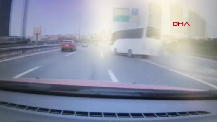 Çevik kuvvet midibüsü devrildi