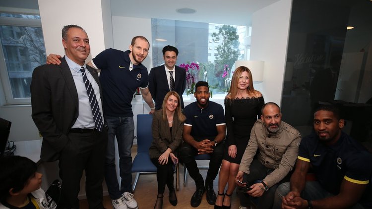 Fenerbahçeli basketbolcular, taraftarlarla buluştu