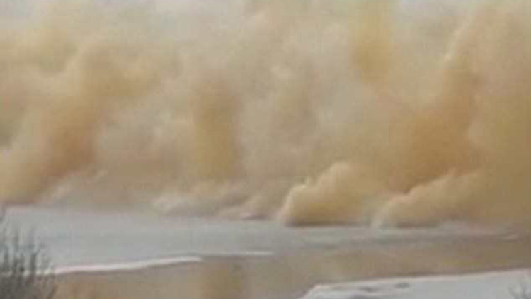 Devasa buz kütlesi böyle patladı!