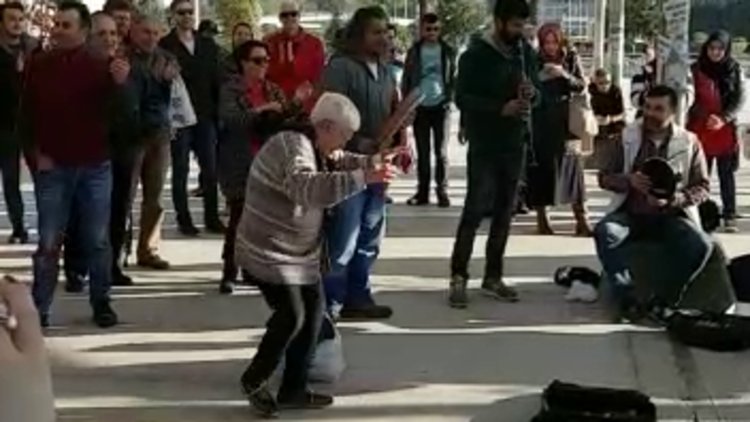 Sokak sanatçılarına eşlik eden teyze