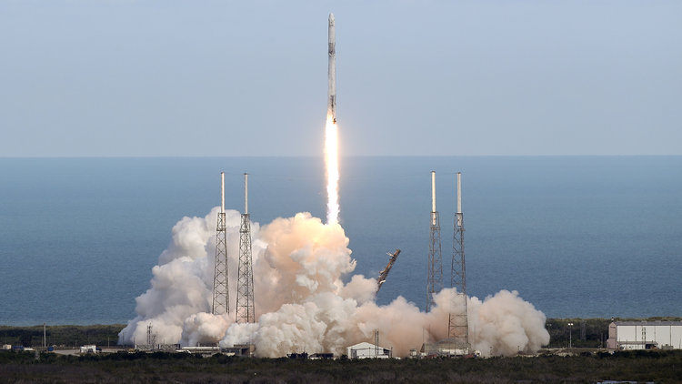 Uzayda geri dönüşüm zamanı! 'Falcon 9' roketi ateşlendi