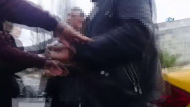 Taksi şoförü ve Arap turistlerin taksi ücreti kavgası kamerada