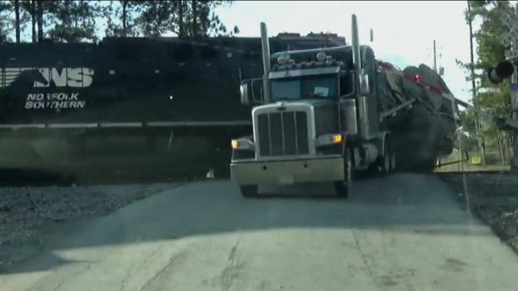 Akılalmaz kaza... Tren, TIR'a böyle çarptı!