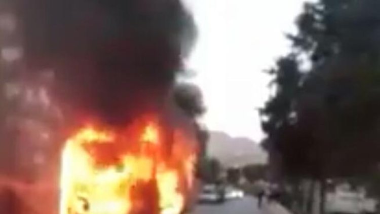 Şehiriçi yolcu otobüsü seyir halinde alev aldı