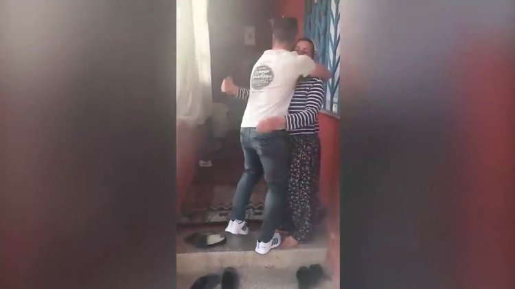 Tezkeresini aldı, annesine sürpriz yaptı