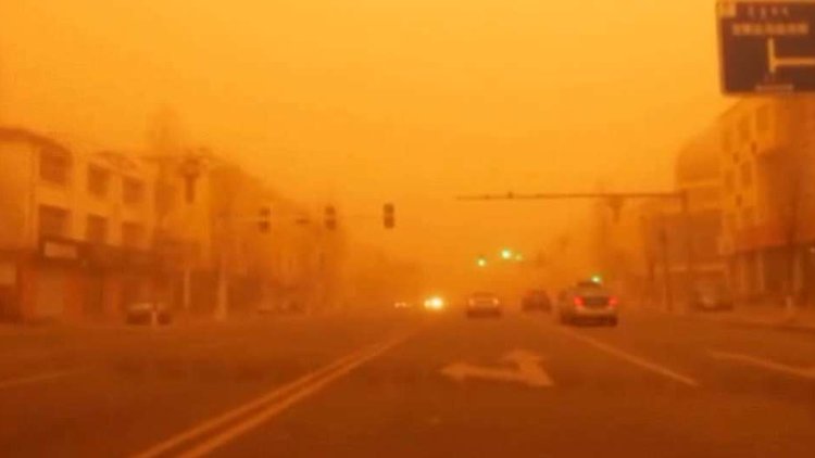 Çin'de kum fırtınası! Gökyüzü bir anda sapsarı oldu